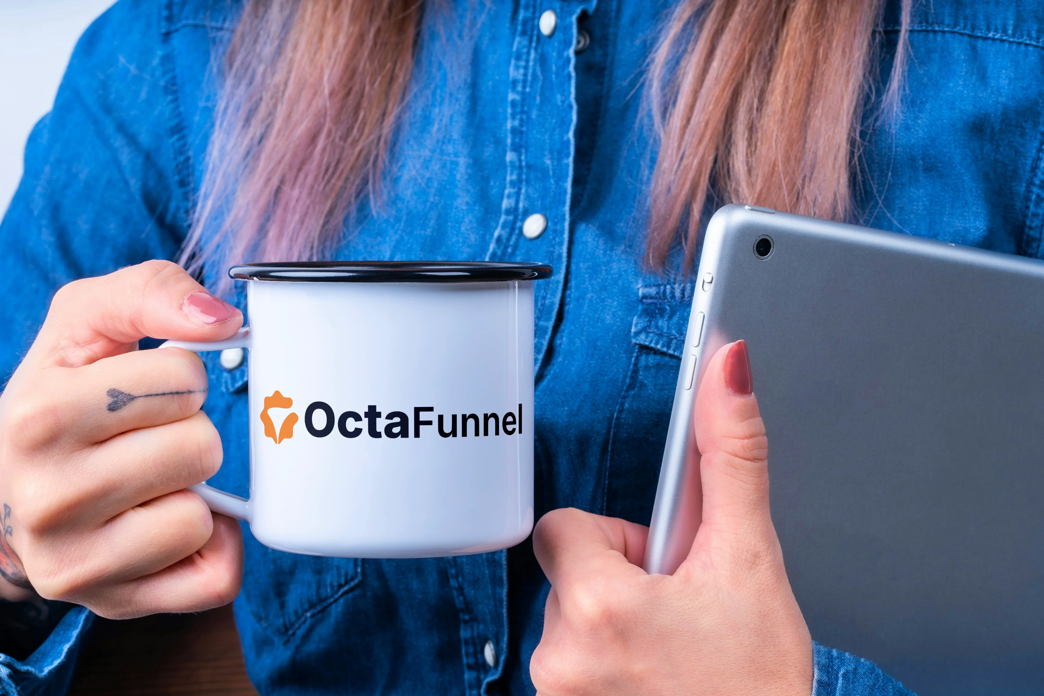Mulher com caneca da Octa Funnel e tablet em momento casual