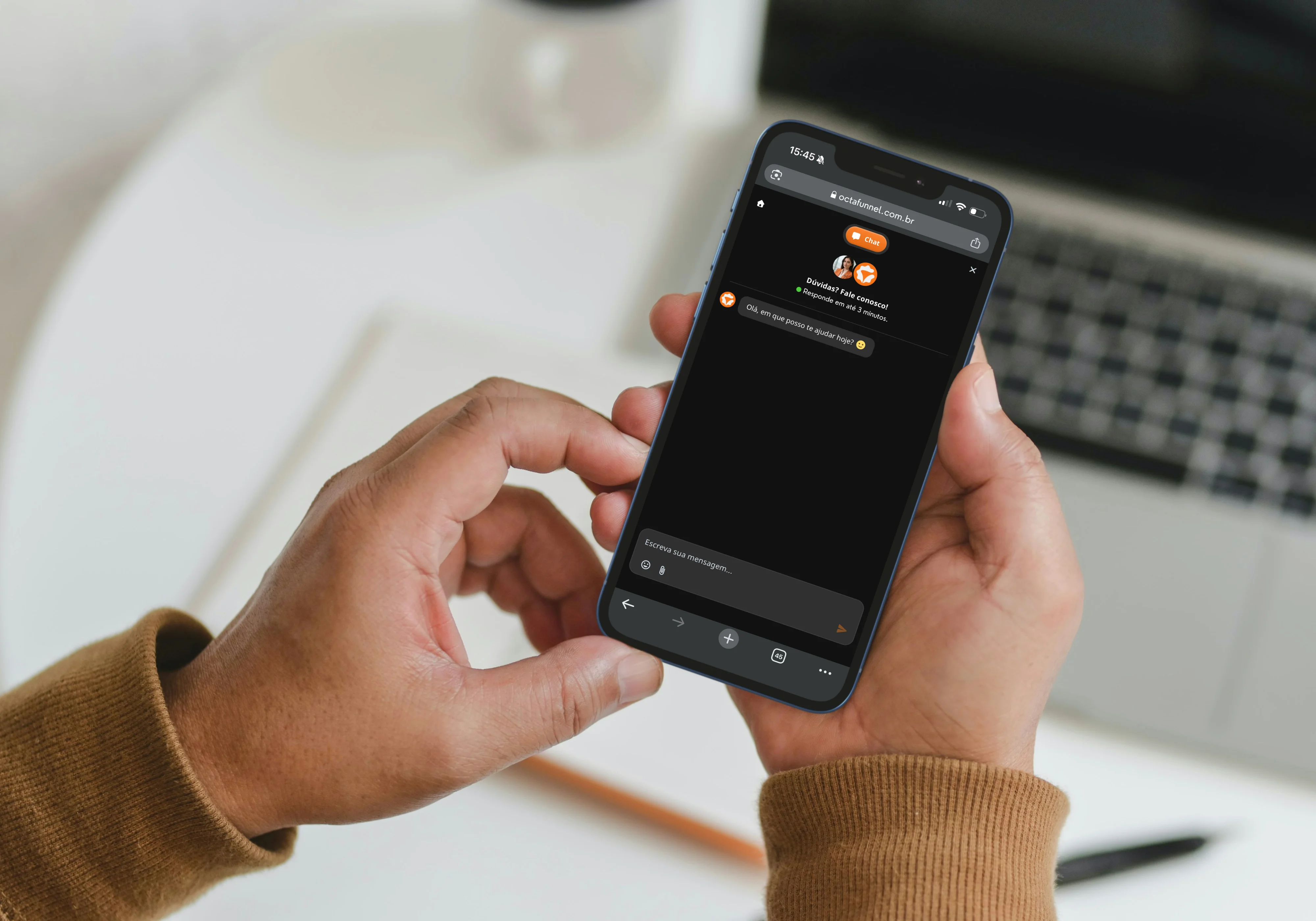 Homem com celular em chat de suporte da Octa Funnel