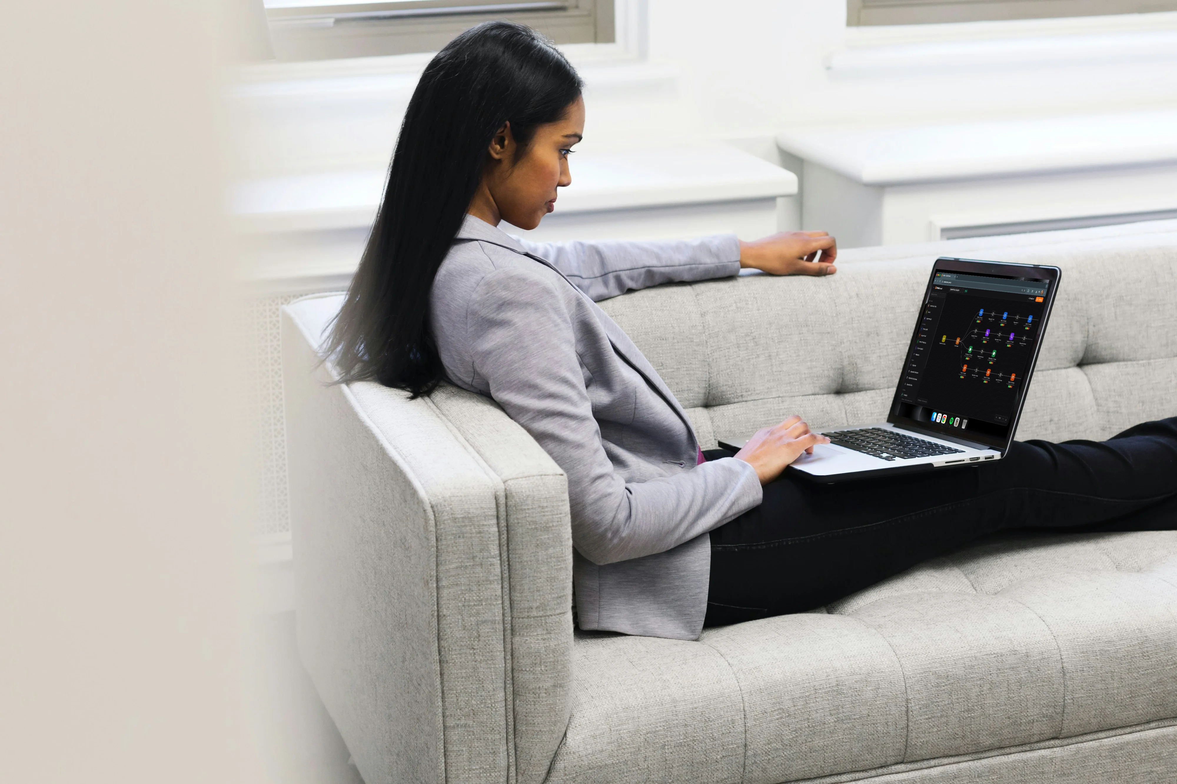 Mulher no sofá com laptop acompanhando dashboard da Octa Funnel