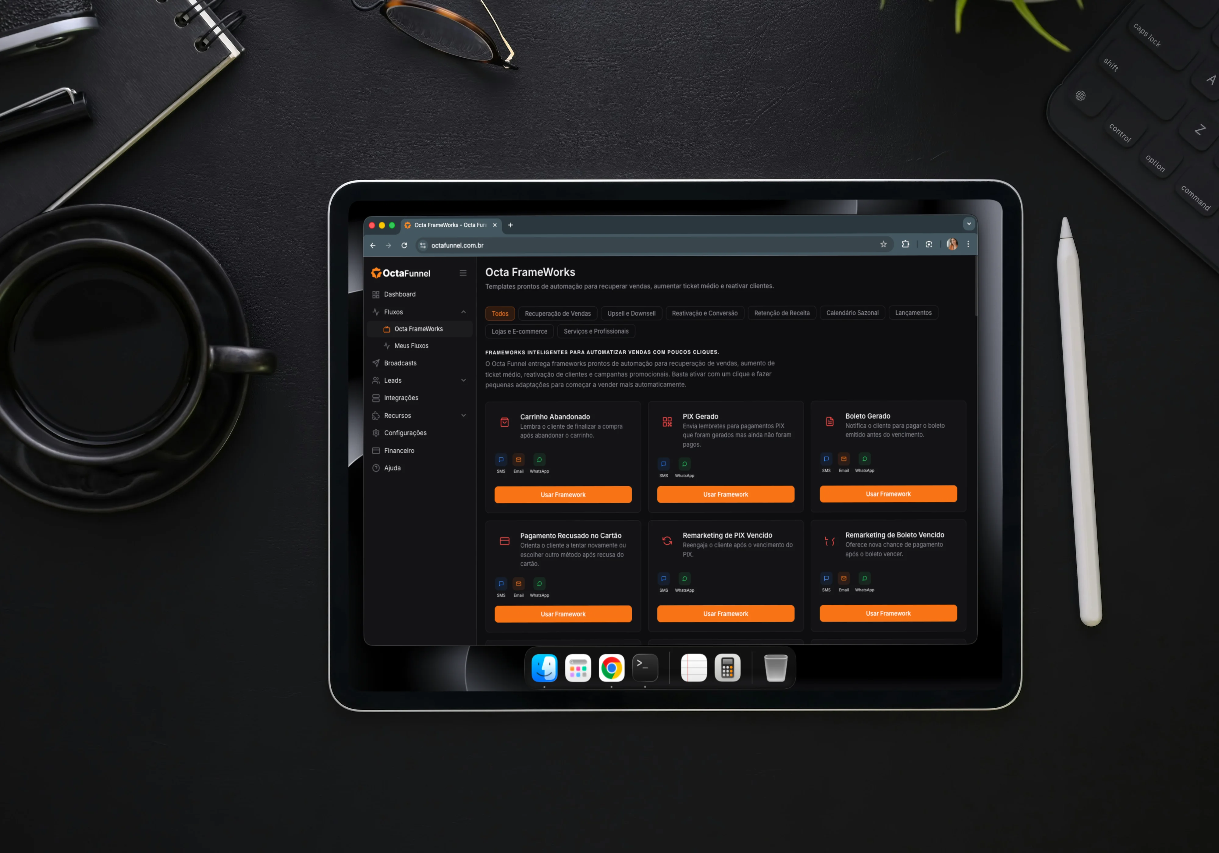 iPad sobre mesa escura exibindo Frameworks Inteligentes da Octa Funnel
