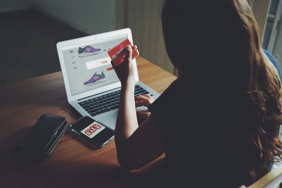Mulher fazendo compra online com laptop e cartão de crédito