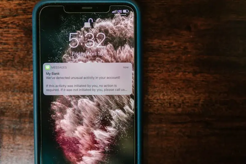 Notificação de alerta bancário em smartphone