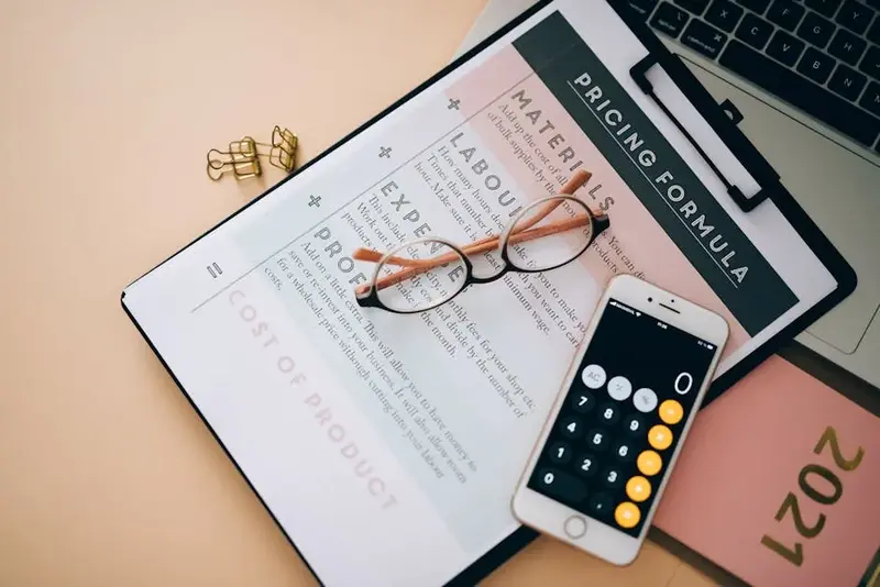Ferramentas de cálculo financeiro com calculadora e documentos