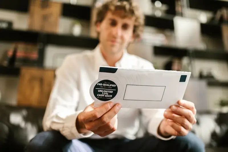 Homem lendo oferta de cashback representando reativação de clientes