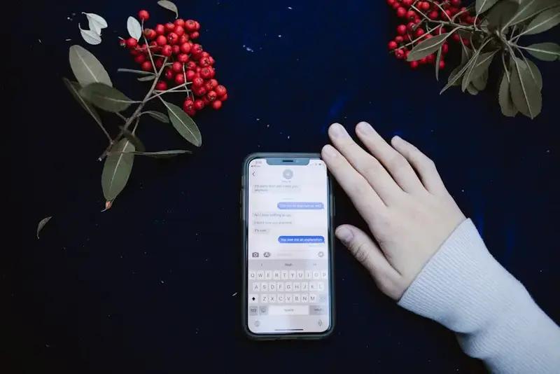Smartphone mostrando conversa de mensagem de texto
