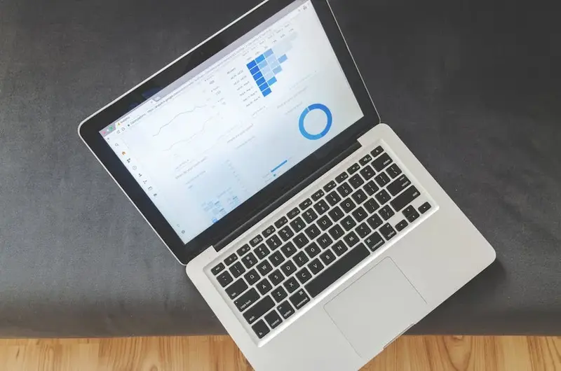 Laptop mostrando dashboard com visualizações de dados e gráficos