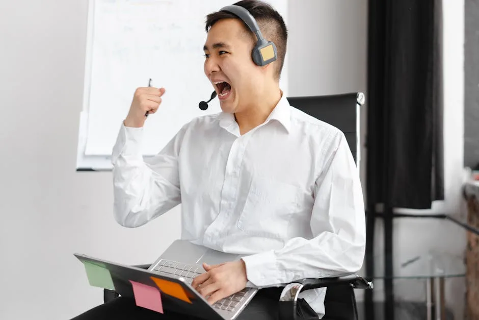 Atendente de suporte ao cliente celebrando sucesso